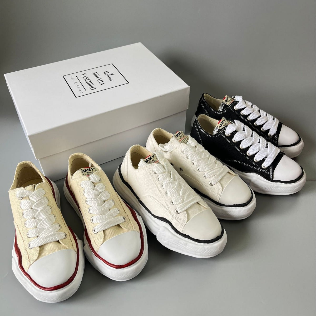 AVASI Low-Top Sneaker