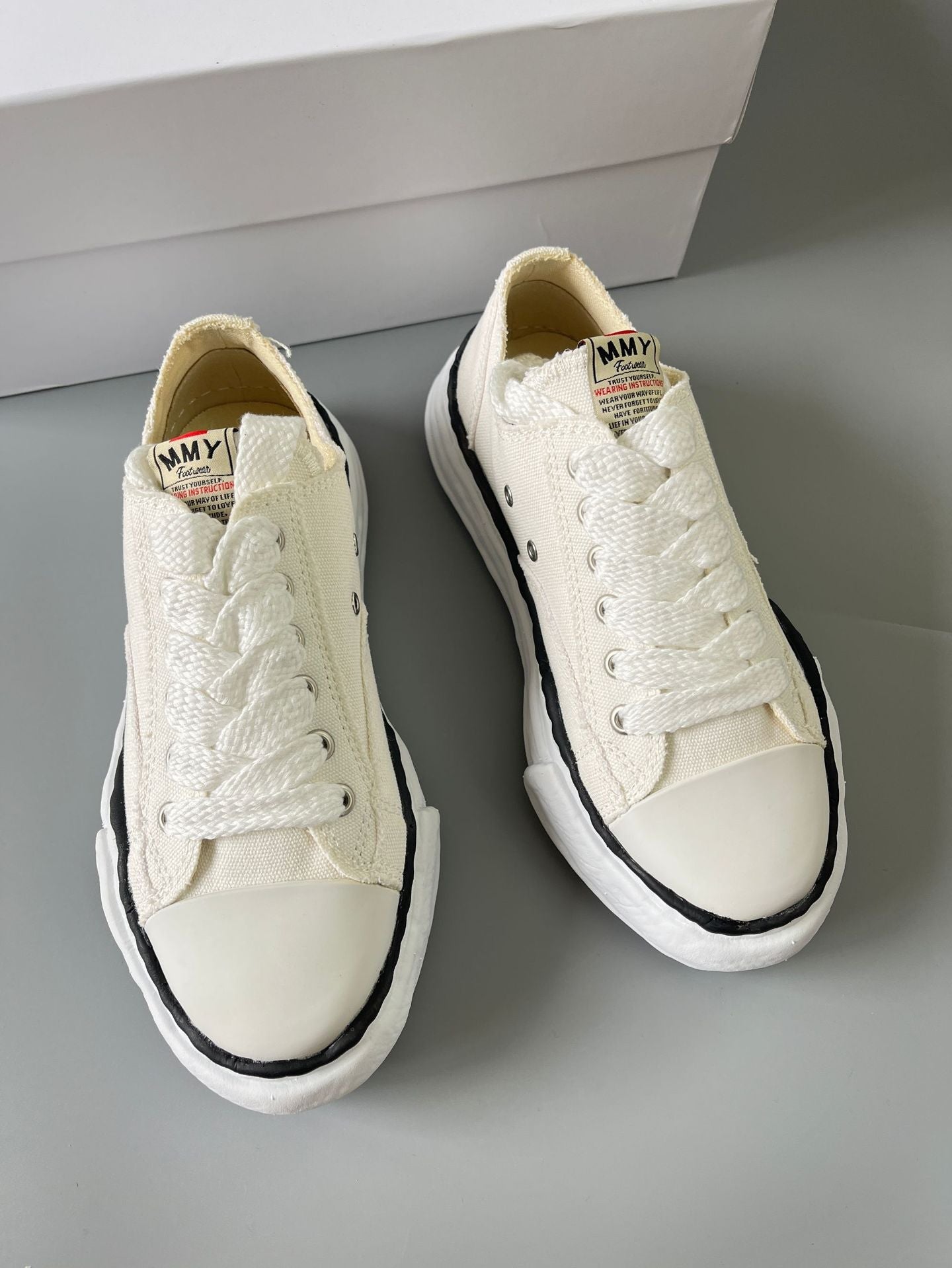 AVASI Low-Top Sneaker