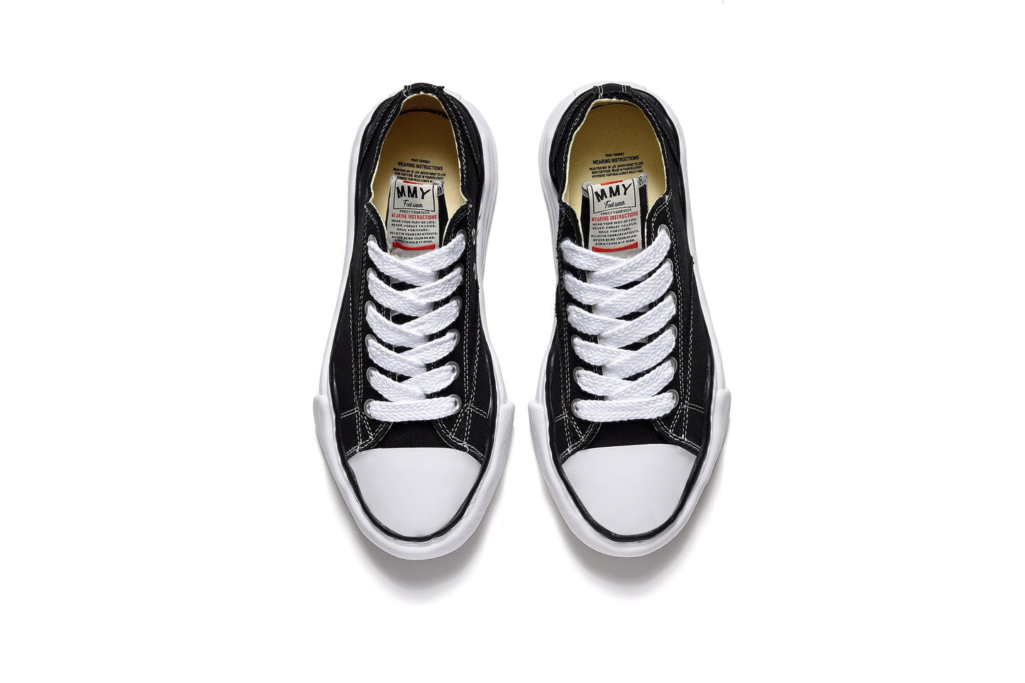 AVASI Low-Top Sneaker